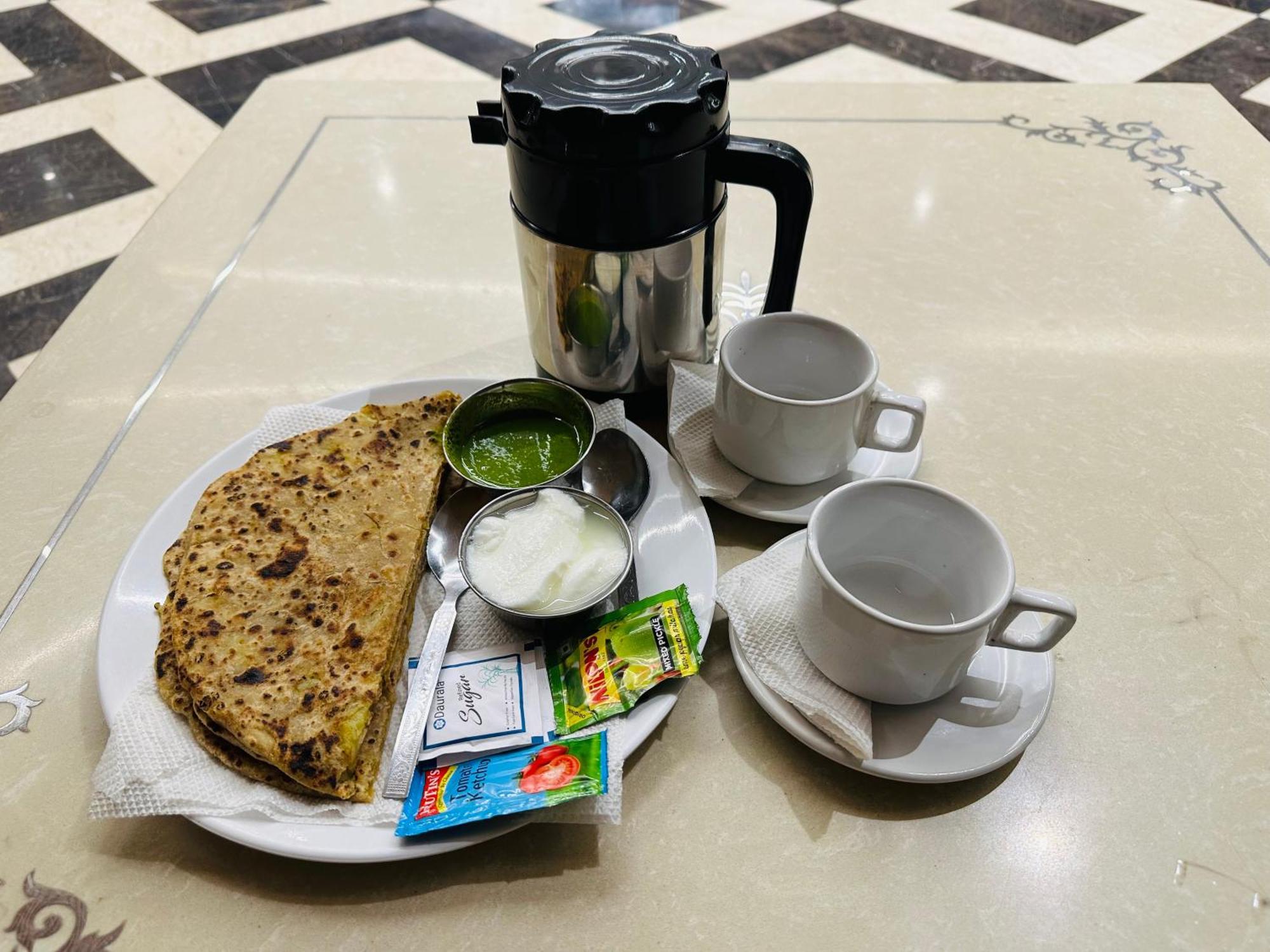 Chowdhry Tourist Lodge - New Delhi Railway Station - 2 Minutes Walk Buitenkant foto