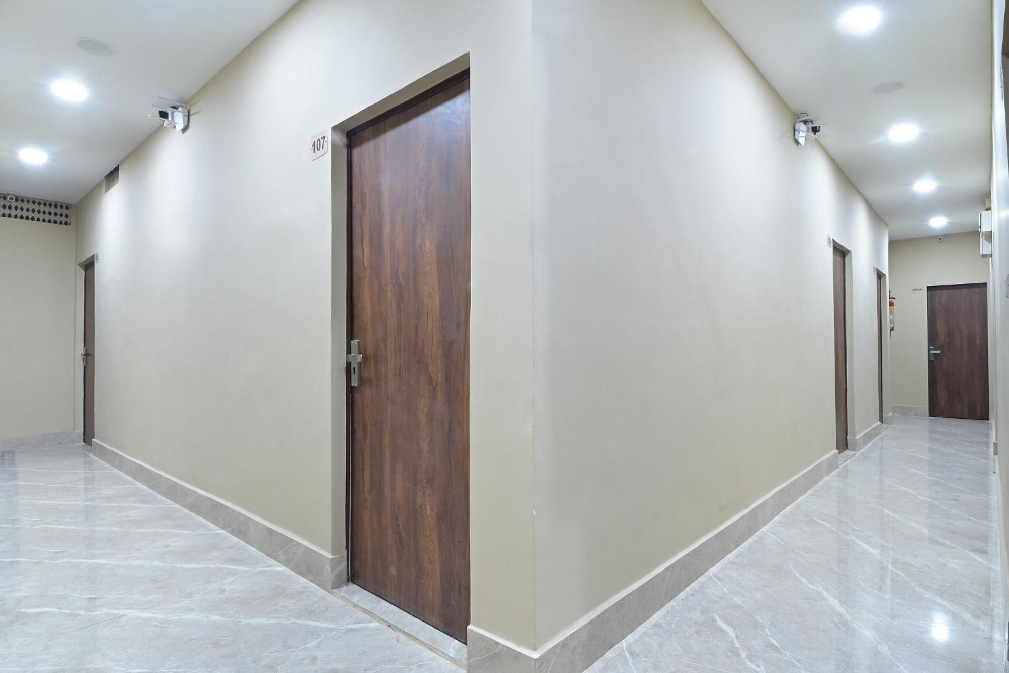 Chowdhry Tourist Lodge - New Delhi Railway Station - 2 Minutes Walk Buitenkant foto