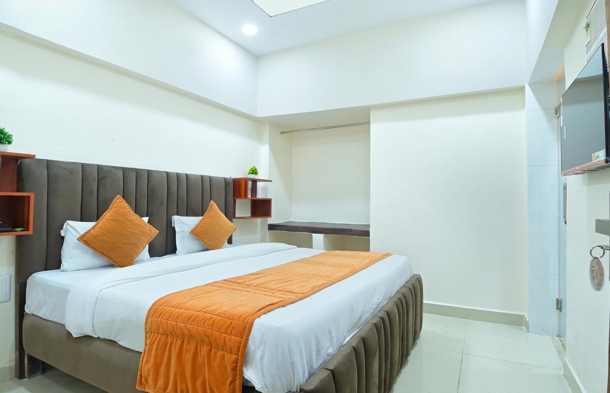 Chowdhry Tourist Lodge - New Delhi Railway Station - 2 Minutes Walk Buitenkant foto