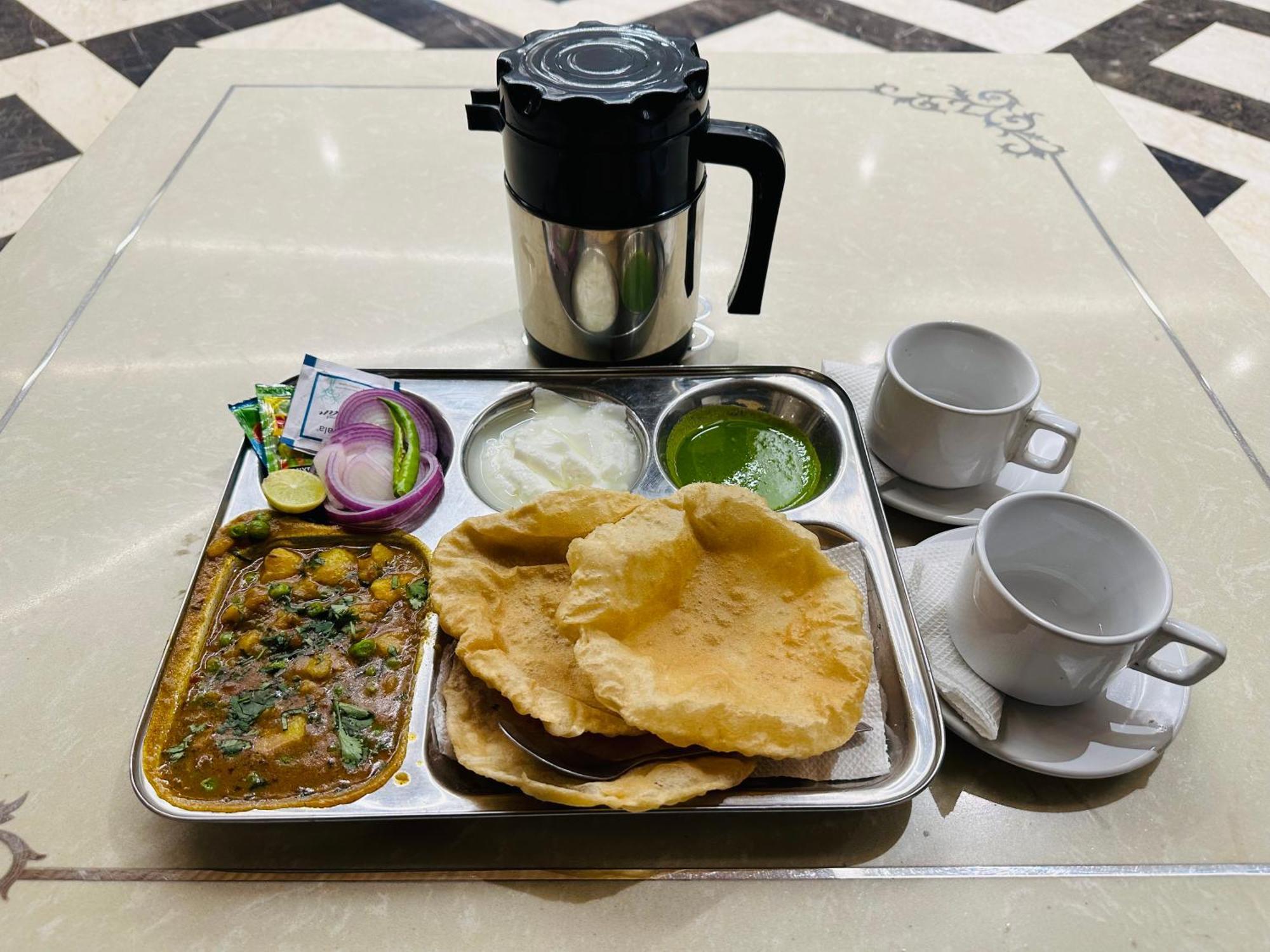 Chowdhry Tourist Lodge - New Delhi Railway Station - 2 Minutes Walk Buitenkant foto
