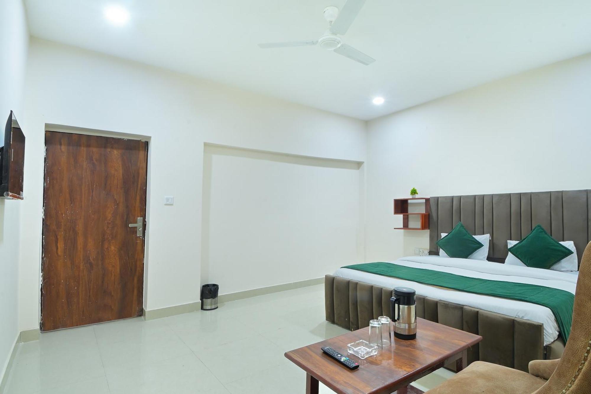Chowdhry Tourist Lodge - New Delhi Railway Station - 2 Minutes Walk Buitenkant foto