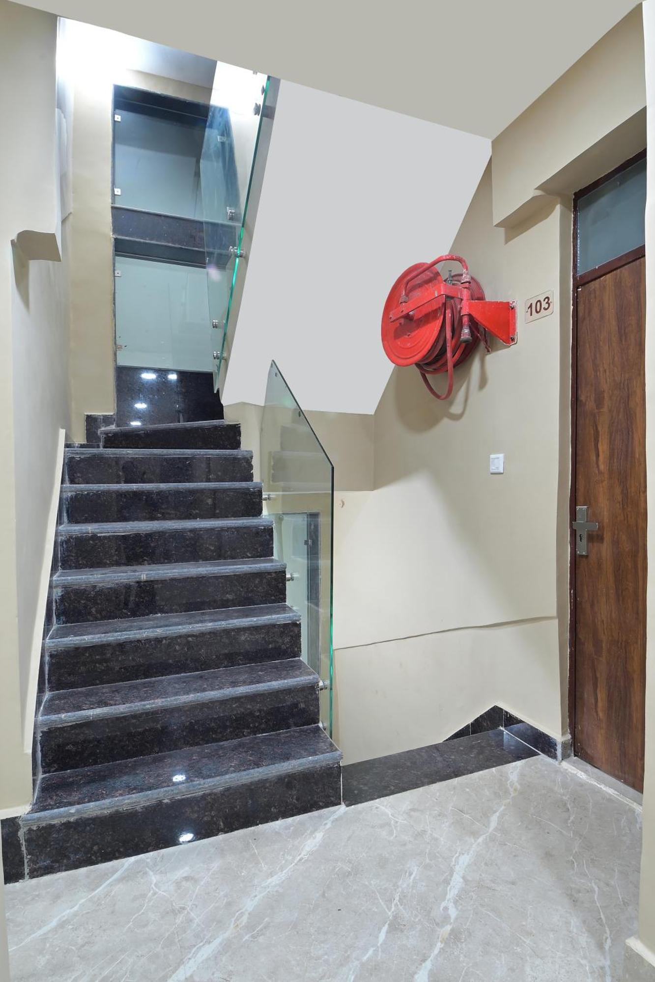 Chowdhry Tourist Lodge - New Delhi Railway Station - 2 Minutes Walk Buitenkant foto