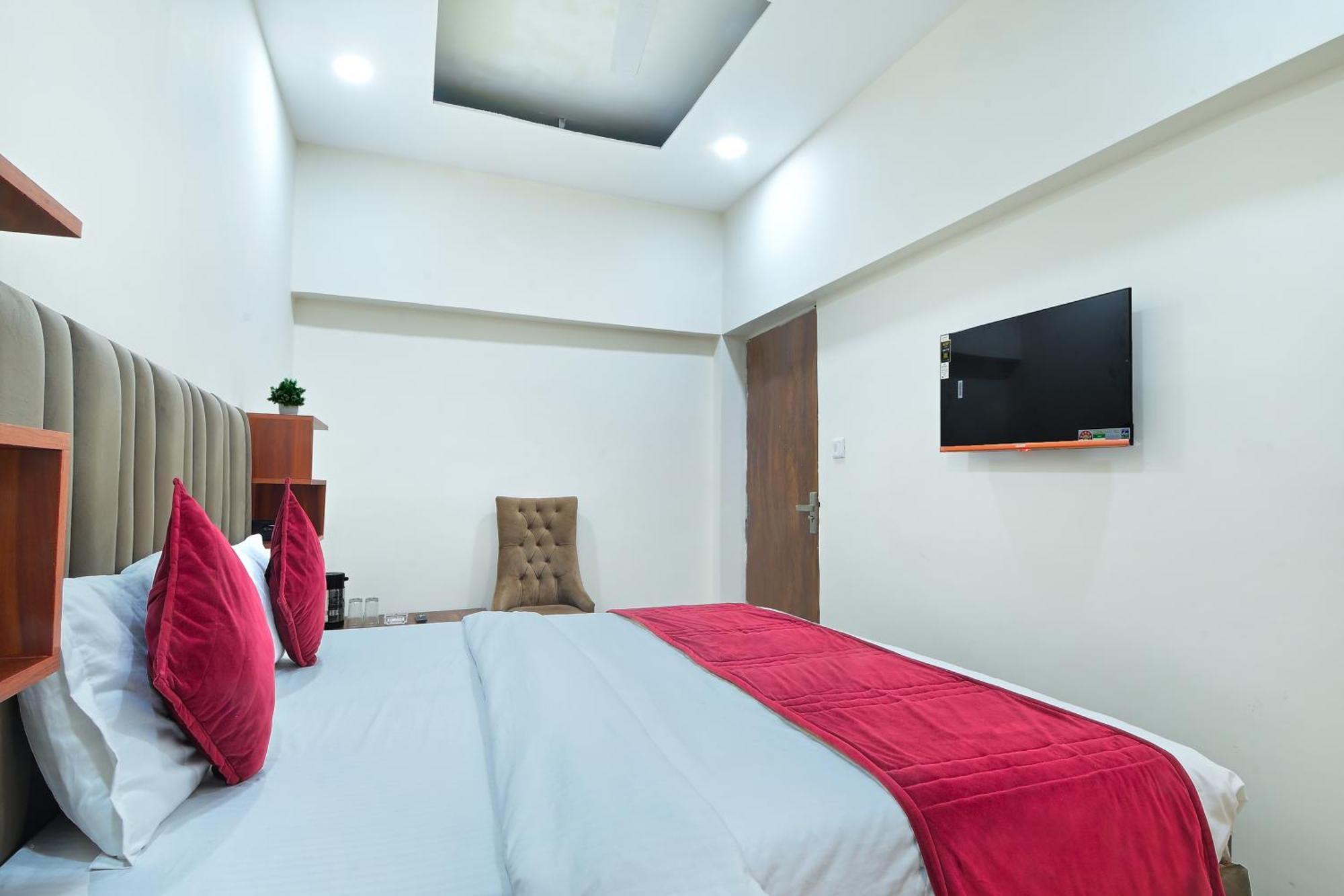 Chowdhry Tourist Lodge - New Delhi Railway Station - 2 Minutes Walk Buitenkant foto