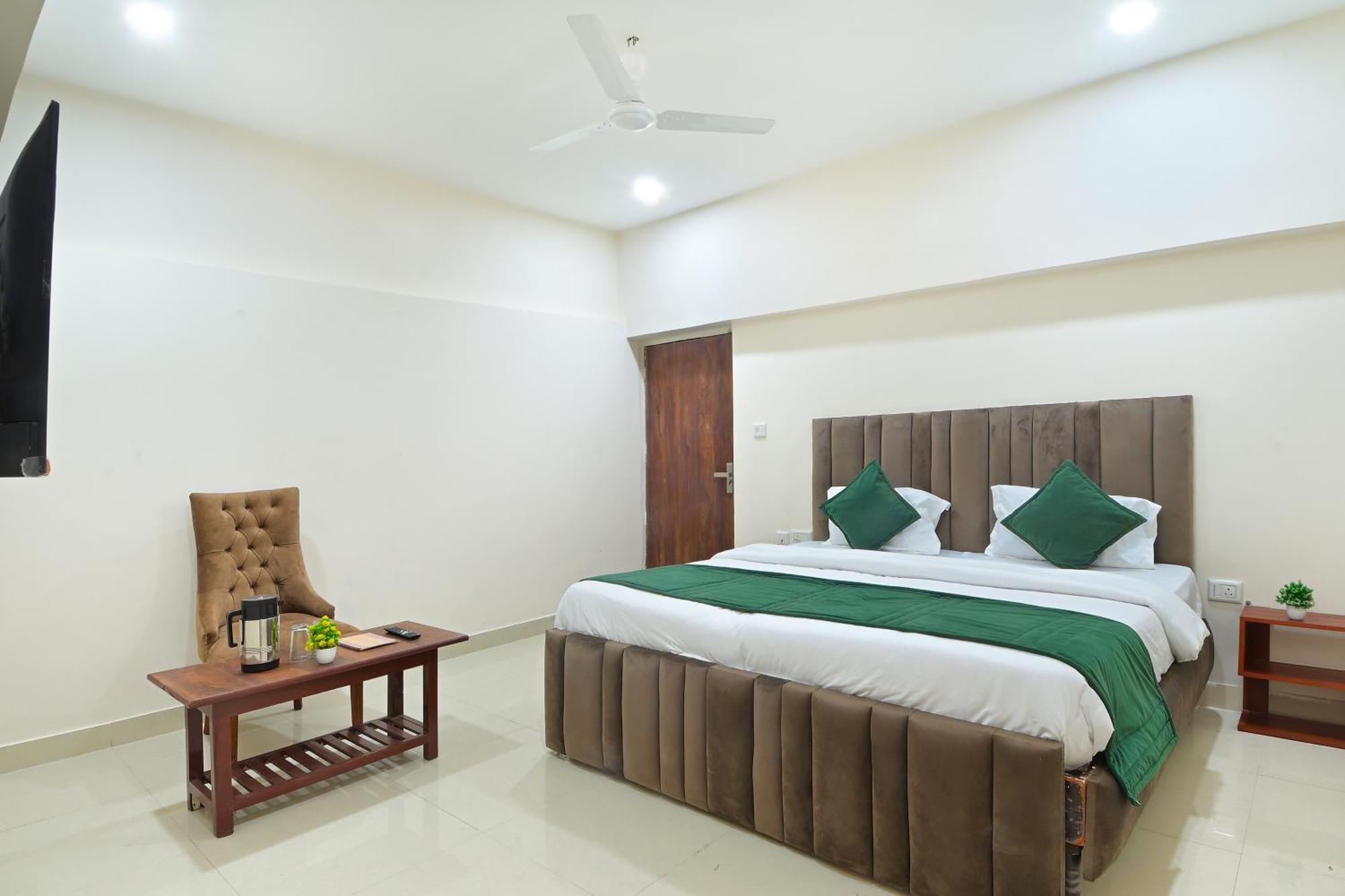 Chowdhry Tourist Lodge - New Delhi Railway Station - 2 Minutes Walk Buitenkant foto